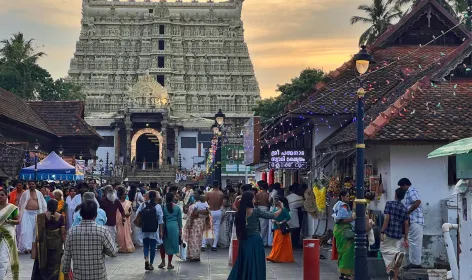 2025-12-04-hinduism-people-visiting-the-sree-padmanabhaswamy-temple-in-thiruvananthapuram.jpg